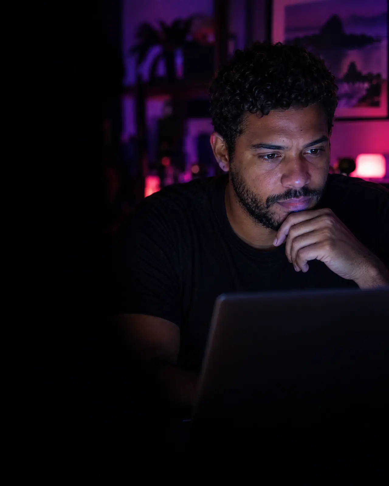 Fundador revisando à noite o app que construiu