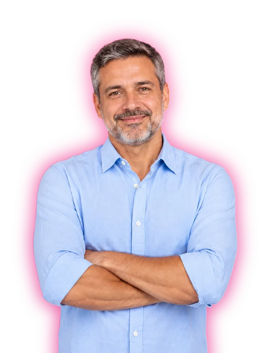 Diretor de operações sorrindo, de braços cruzados