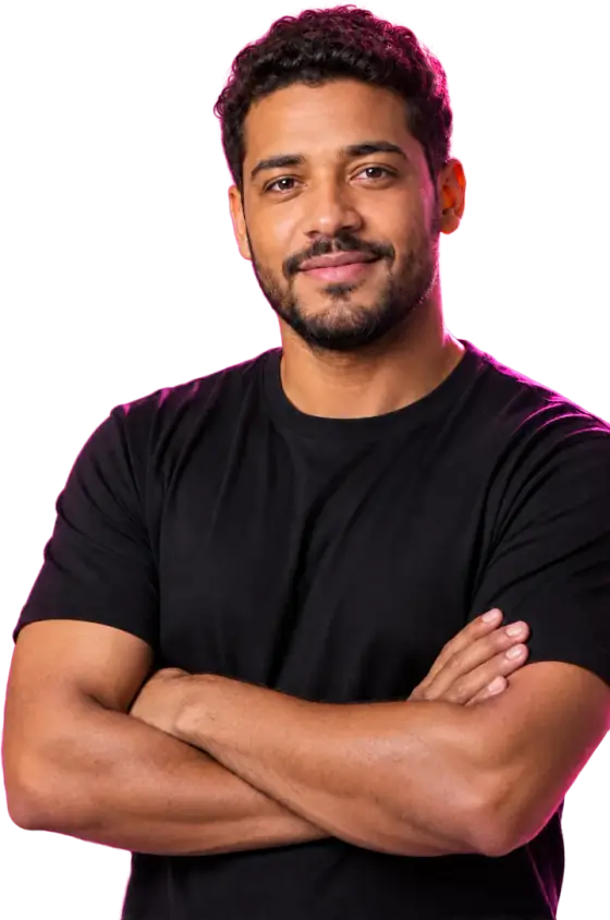 Fundador de startup sorrindo, de braços cruzados